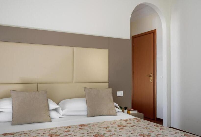 Comfort room with balcony, Rondinella E Viola