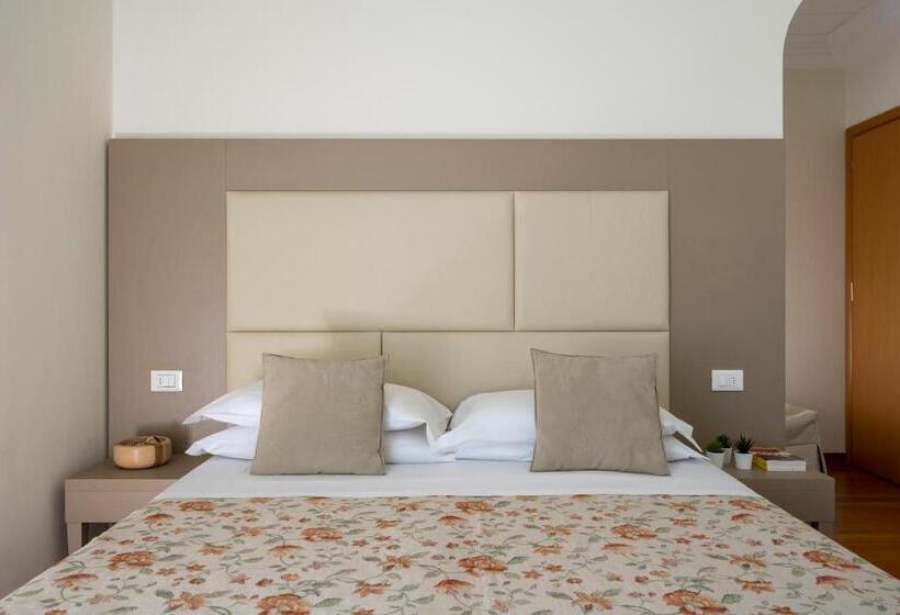 Comfort room with balcony, Rondinella E Viola