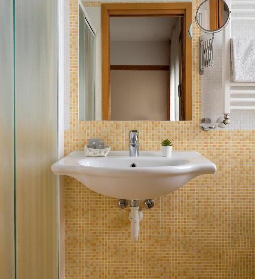 اتاق لوکس خانوادگی, Rondinella E Viola