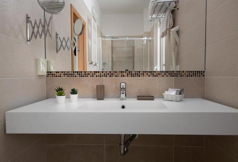 اتاق سوپریور خانوادگی, Rondinella E Viola