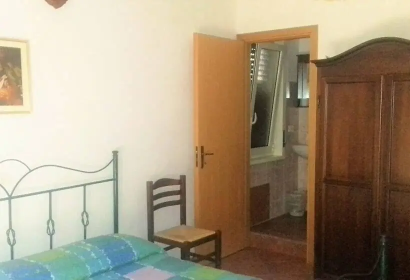 Perhehuone, La Regina Di Adrano