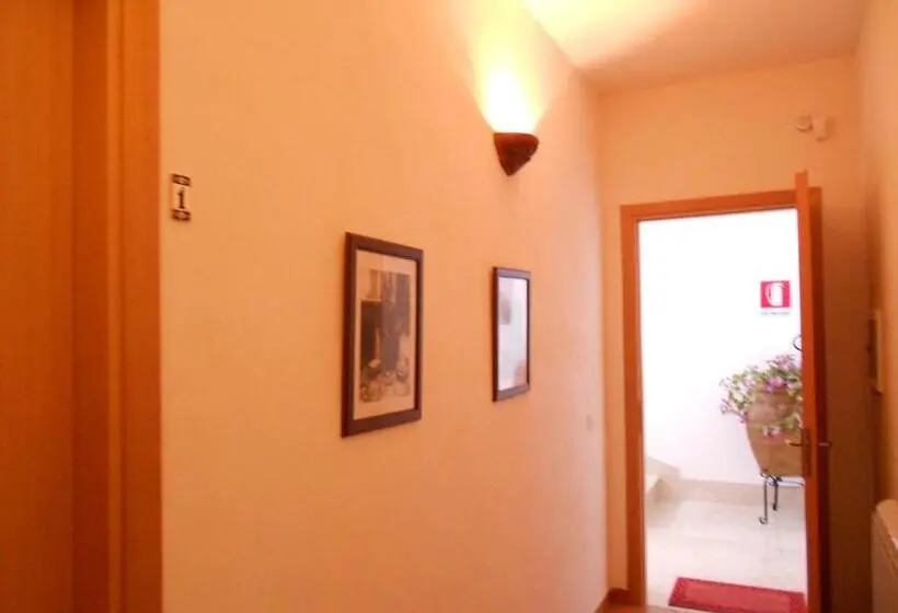 Superior-huone, La Regina Di Adrano