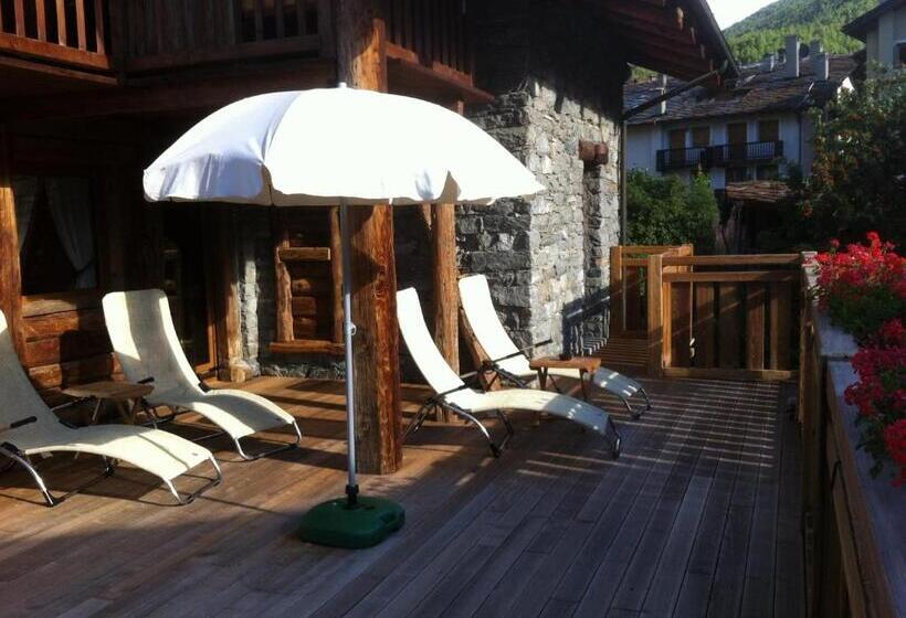 Standard Triple Room with Terrace, Les Trompeurs Chez Odette