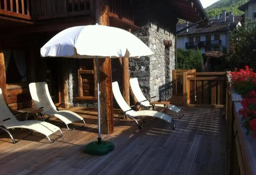 Standard Triple Room with Terrace, Les Trompeurs Chez Odette