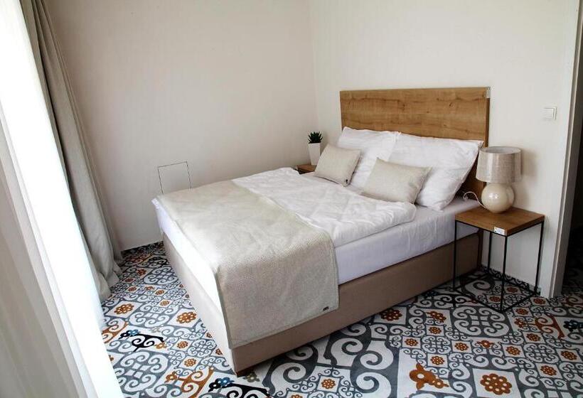 スタンダードトリプルルーム, Cett