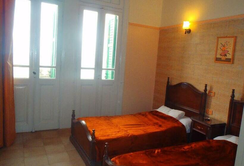 اتاق استاندارد با چشم‌انداز دریا, Fouad