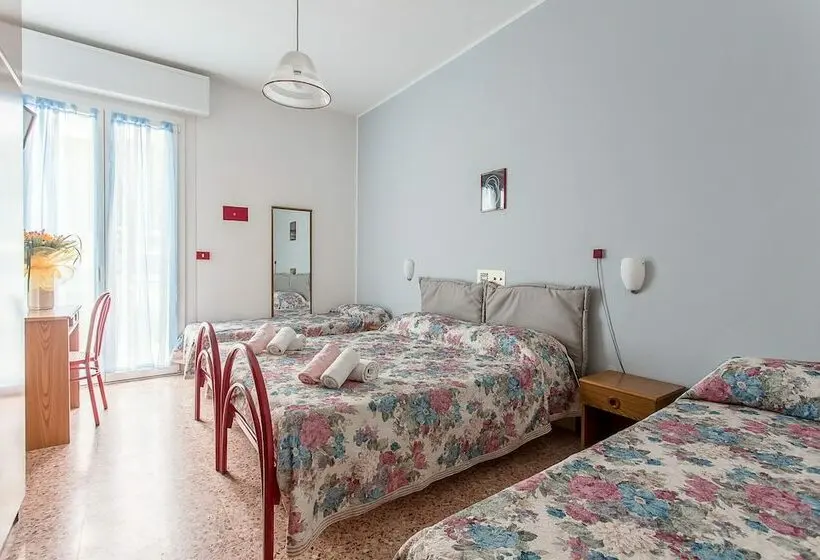 Standard Neljän Hengen Huone, Holiday
