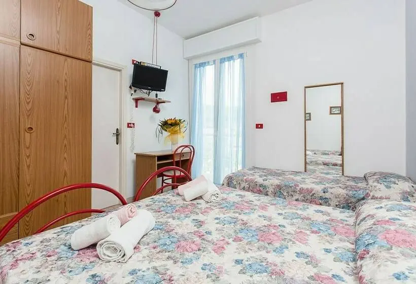 Standard Neljän Hengen Huone, Holiday