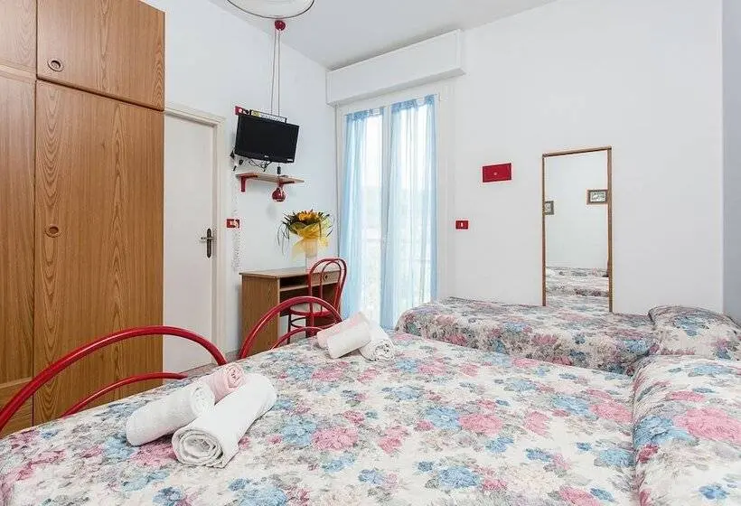 Standard Neljän Hengen Huone, Holiday