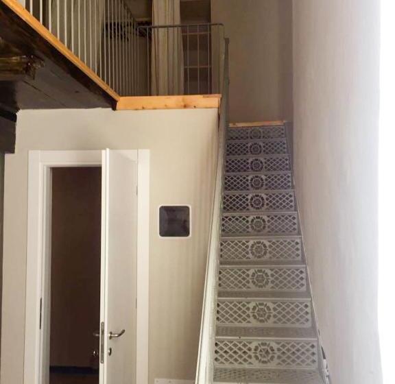 דירת חדר, Relais Real Collegio