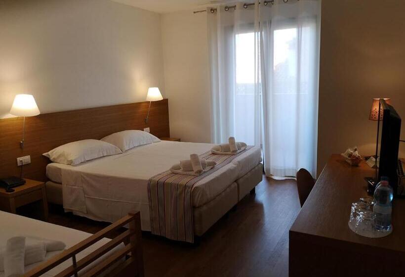 Трехместный Номер Стандарт с Балконом, Lacroma Bio Hotel & Apartments