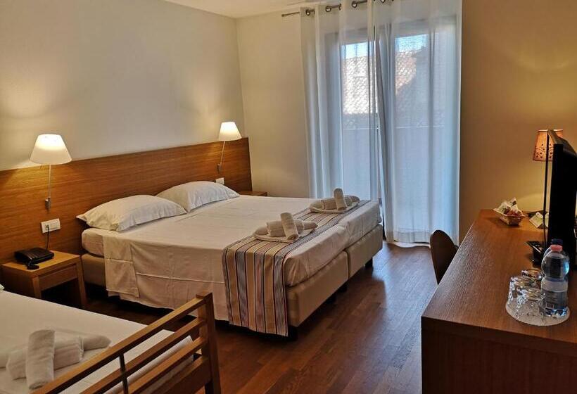 Трехместный Номер Стандарт с Балконом, Lacroma Bio Hotel & Apartments