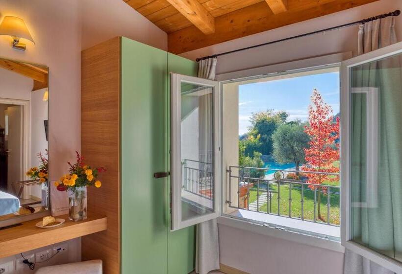 غرفة قياسية مطلّة علي حمام السباحة, Agriturismo Corte Aurea