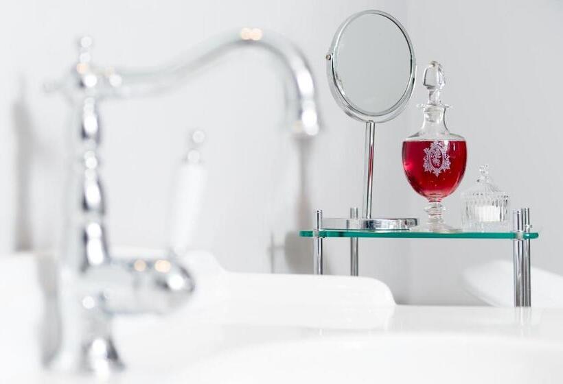 Люкс, Château De Pierreclos