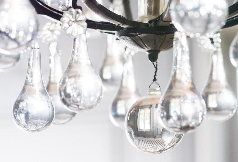 Люкс, Château De Pierreclos