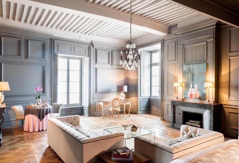 Люкс, Château De Pierreclos