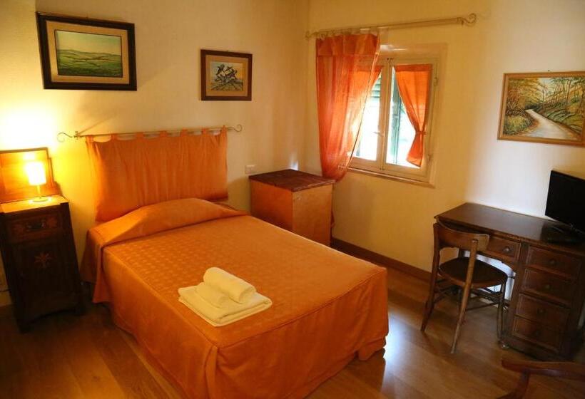 اتاق یک نفره پایه با سرویس بهداشتی مشترک, Casacenti B&b