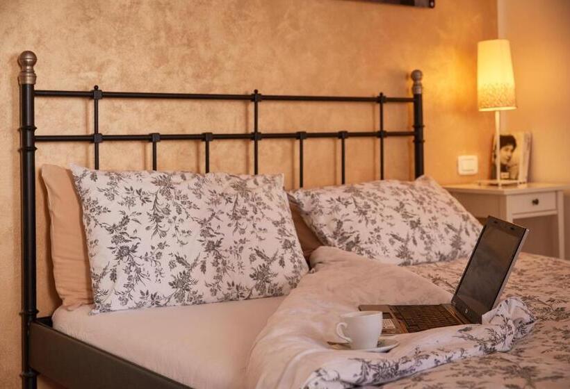 اتاق استاندارد چهارنفره با چشمانداز باغ, Cento Passi Dal Duomo B&b