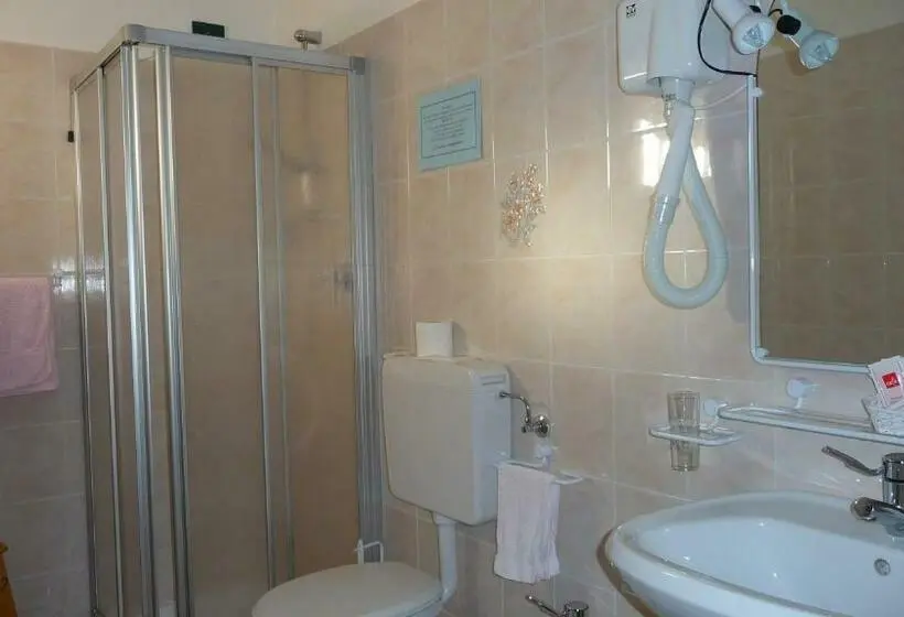Standard Yhden Hengen Huone, Albergo Nuoitas