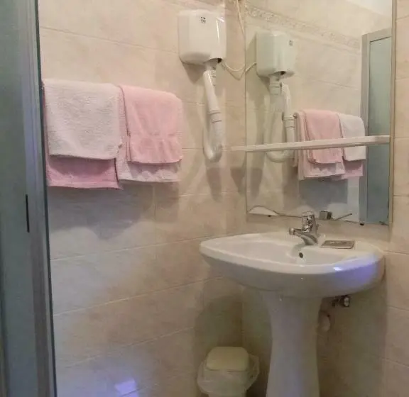 Standard Neljän Hengen Huone, Albergo Nuoitas