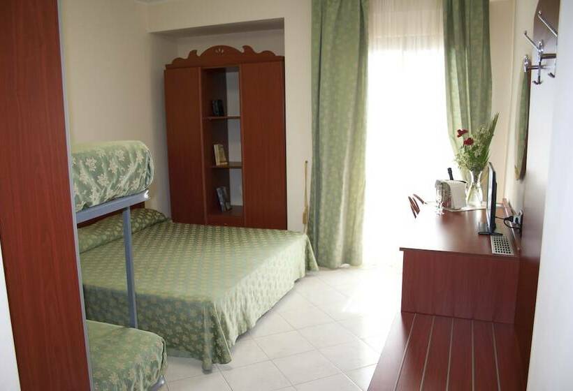 Четырехместный Номер Стандарт с Балконом, Felix