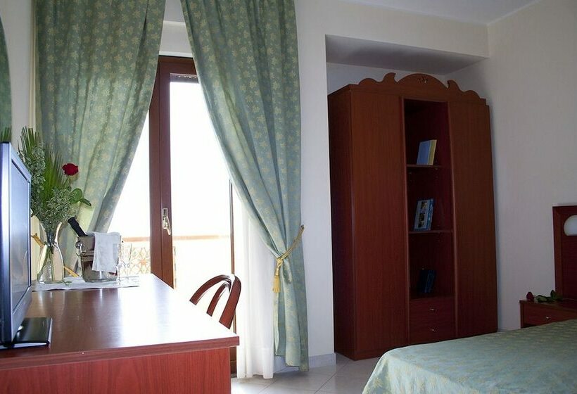 Четырехместный Номер Стандарт с Балконом, Felix