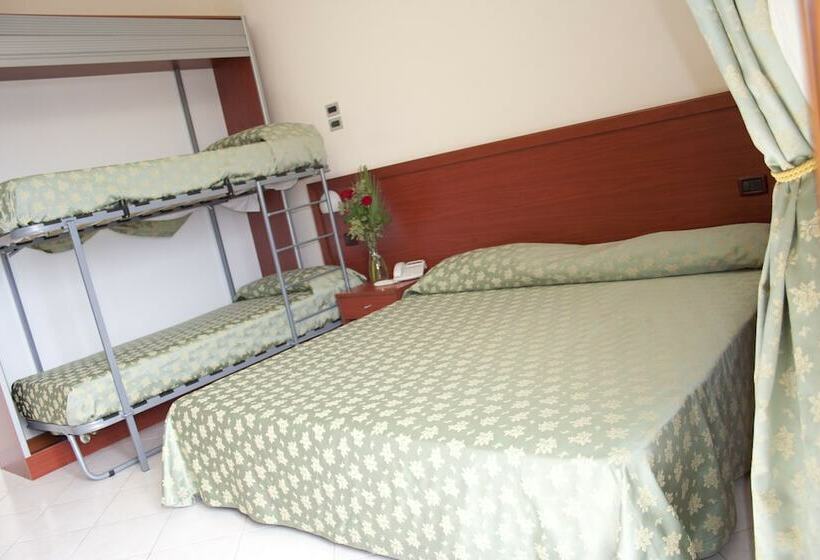 Четырехместный Номер Стандарт с Балконом, Felix