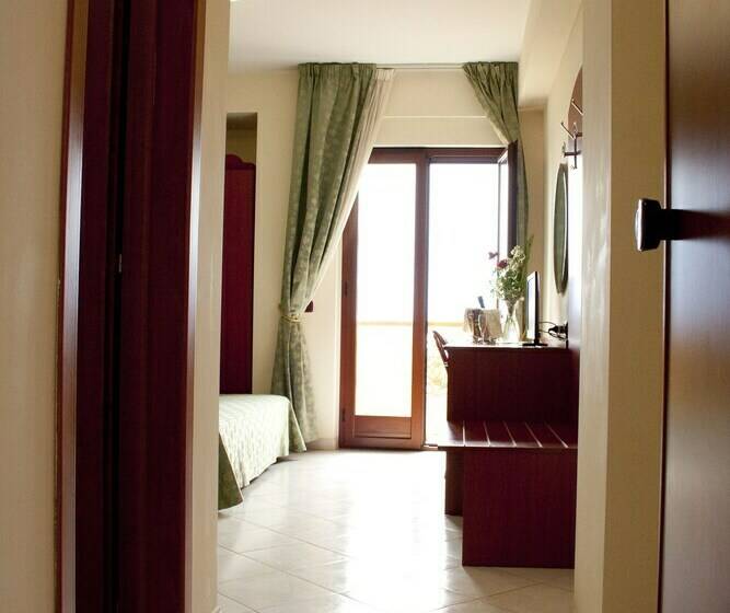 Четырехместный Номер Стандарт с Балконом, Felix