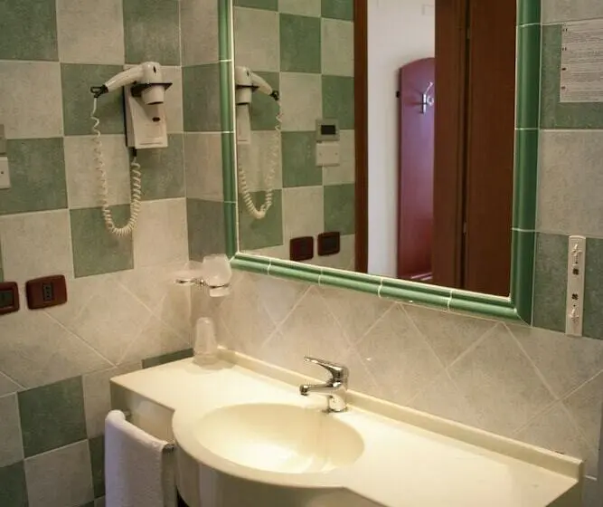 Pokój Czteroosobowy Standard z Balkonem, Felix