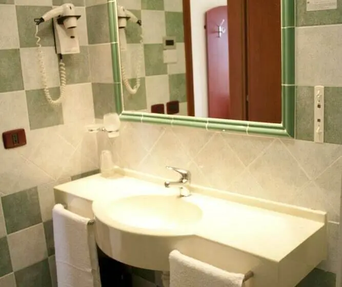 Pokój Czteroosobowy Standard z Balkonem, Felix
