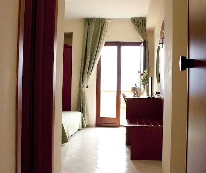 Трехместный Номер Стандарт с Балконом, Felix