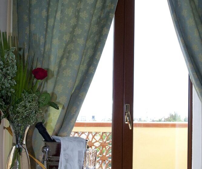 Трехместный Номер Стандарт с Балконом, Felix