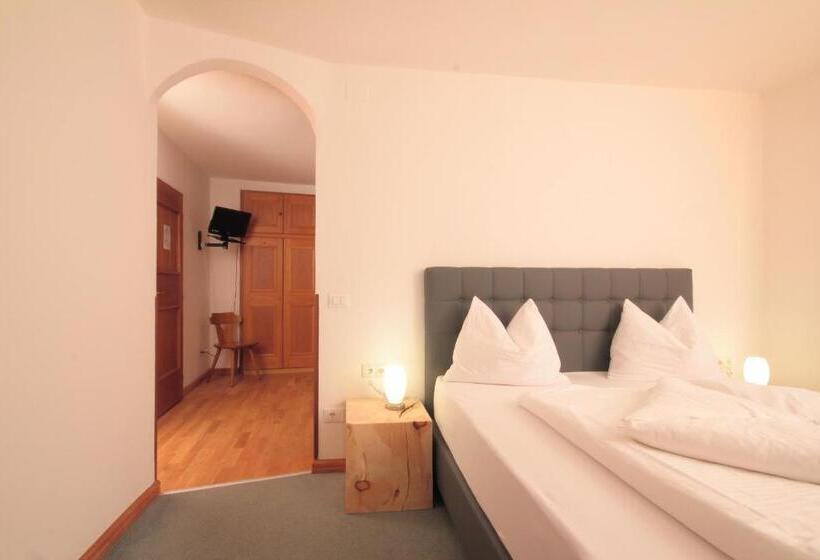 חדר סטנדרט לשלושה, Pension & Residence Astoria