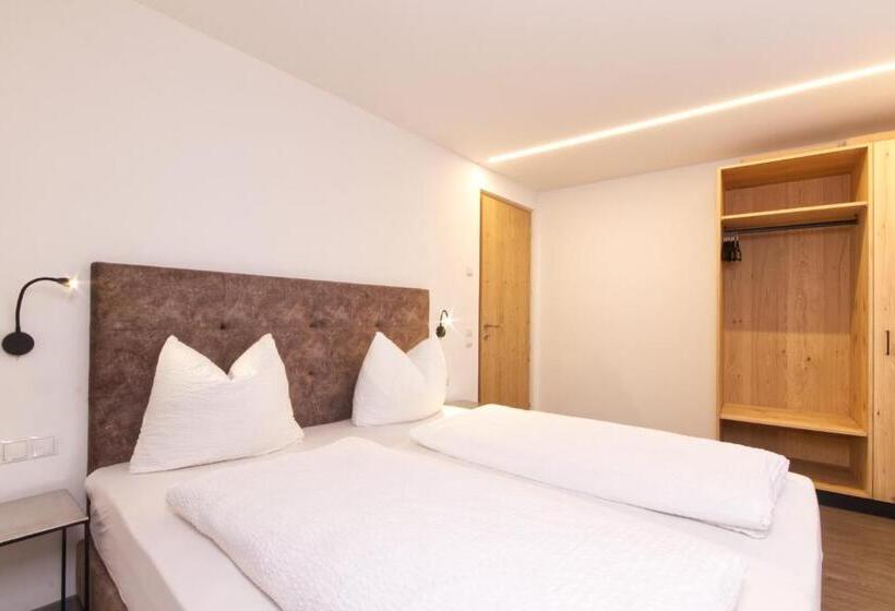 דירת חדר, Pension & Residence Astoria