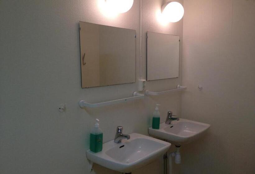 חדר סטנדרט לשלושה עם חדר אמבטיה משוף, Källviken Semesterby