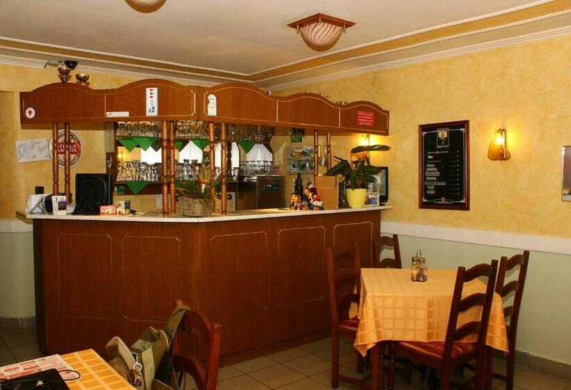 اتاق استاندارد سه نفره, Kálmán Panzió