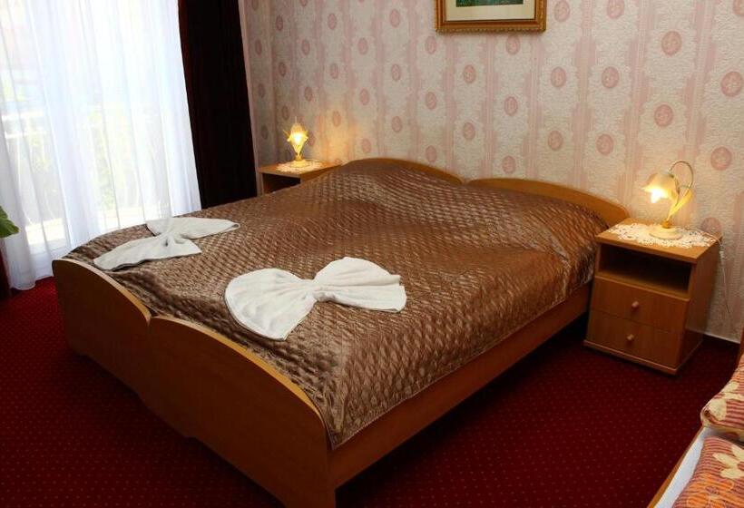 اتاق استاندارد سه نفره, Kálmán Panzió