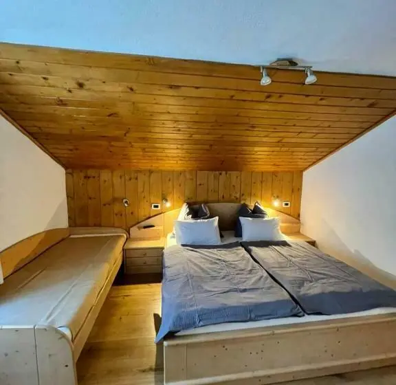 Standard Kolmen Hengen Huone, Lamirì