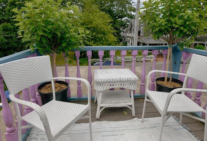 غرفة قياسية مزوَّدة بشُرفة, Narragansett House