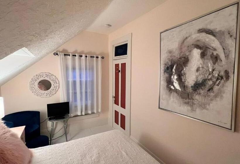 غرفة قياسية, Narragansett House