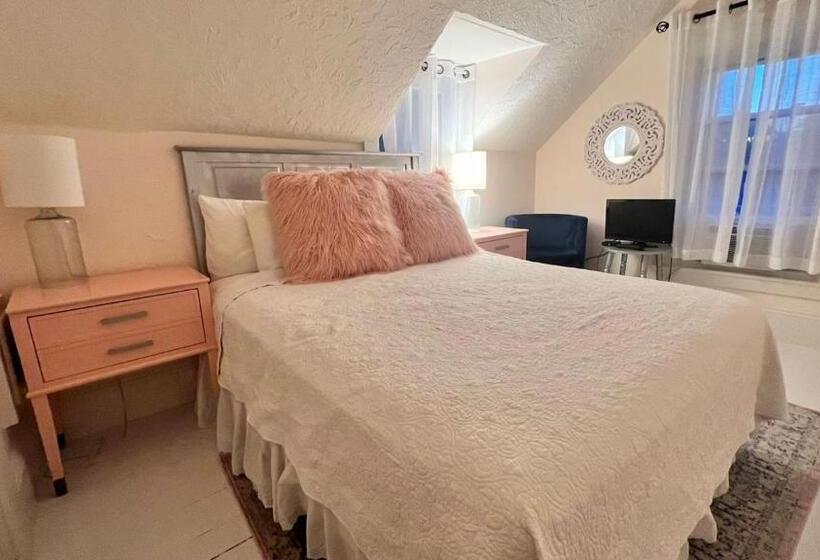 غرفة قياسية, Narragansett House