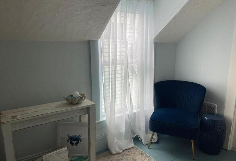 غرفة قياسية, Narragansett House