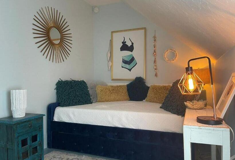 غرفة قياسية, Narragansett House