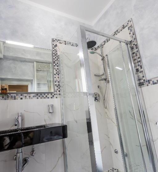 חדר סטנדרט לשלושה, Deborah