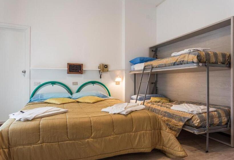 חדר סטנדרט לשלושה, Deborah