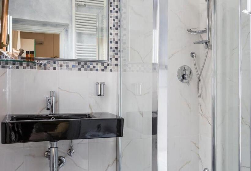 חדר סטנדרט לשלושה, Deborah