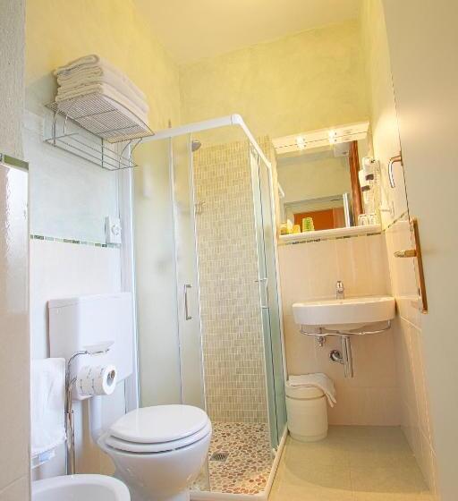 חדר סטנדרט לשלושה, Deborah