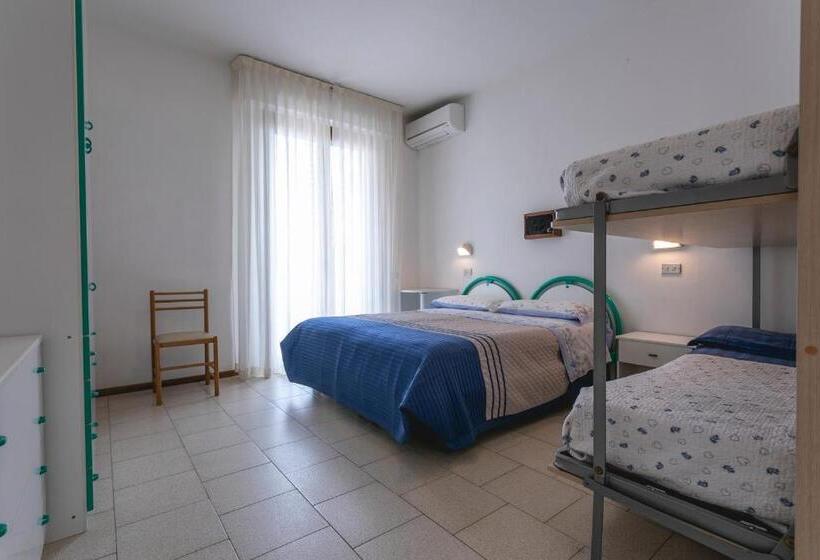 חדר סטנדרט לשלושה, Deborah