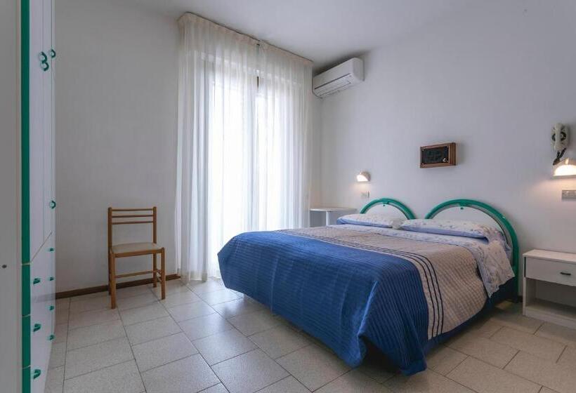 חדר סטנדרט לשלושה, Deborah