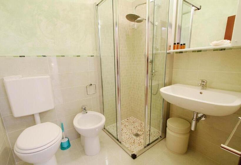 חדר סטנדרט לארבעה, Deborah